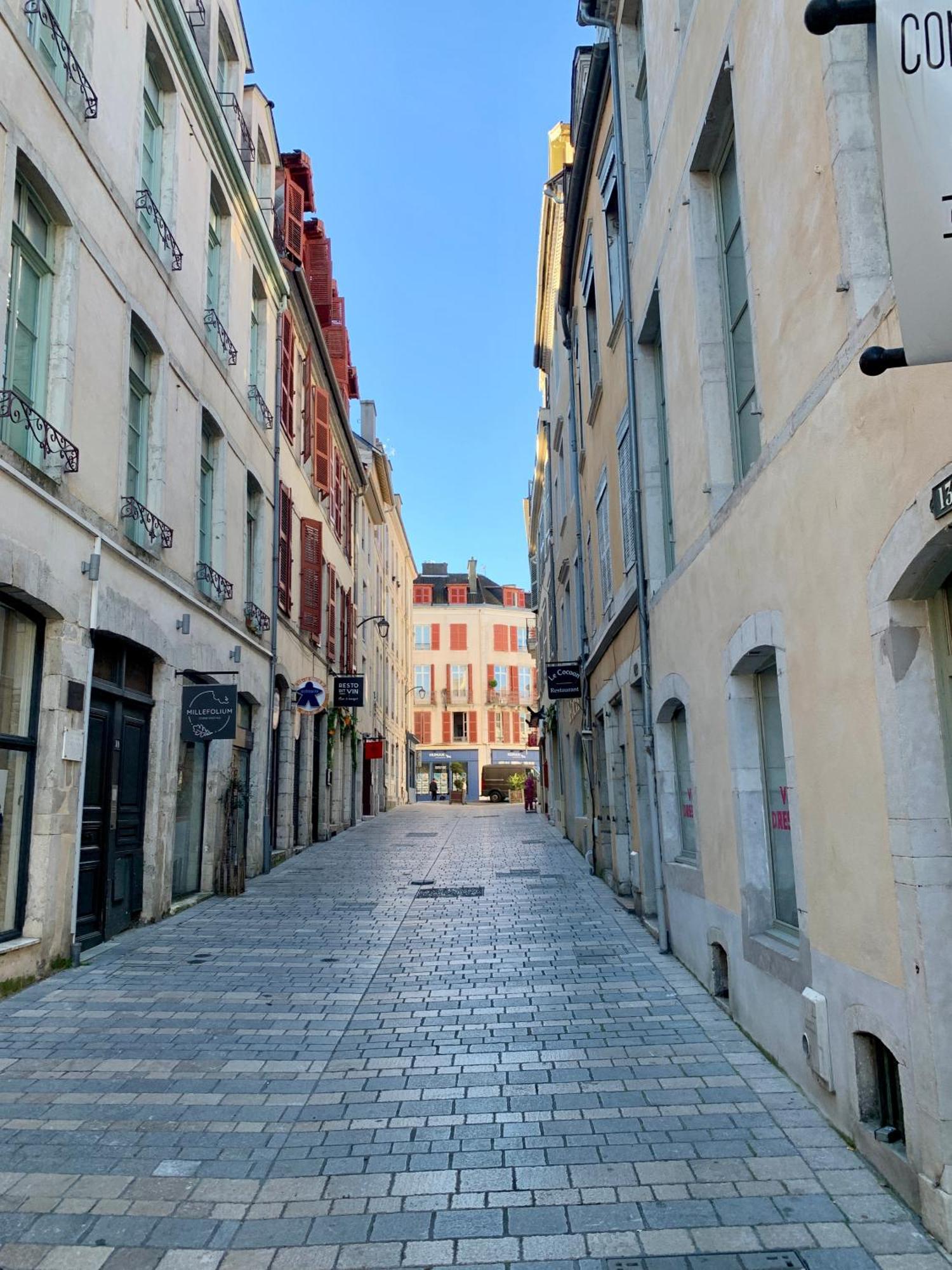 Wonderhost, Superbes Volumes Et Charme De L'Ancien Daire Pau Dış mekan fotoğraf